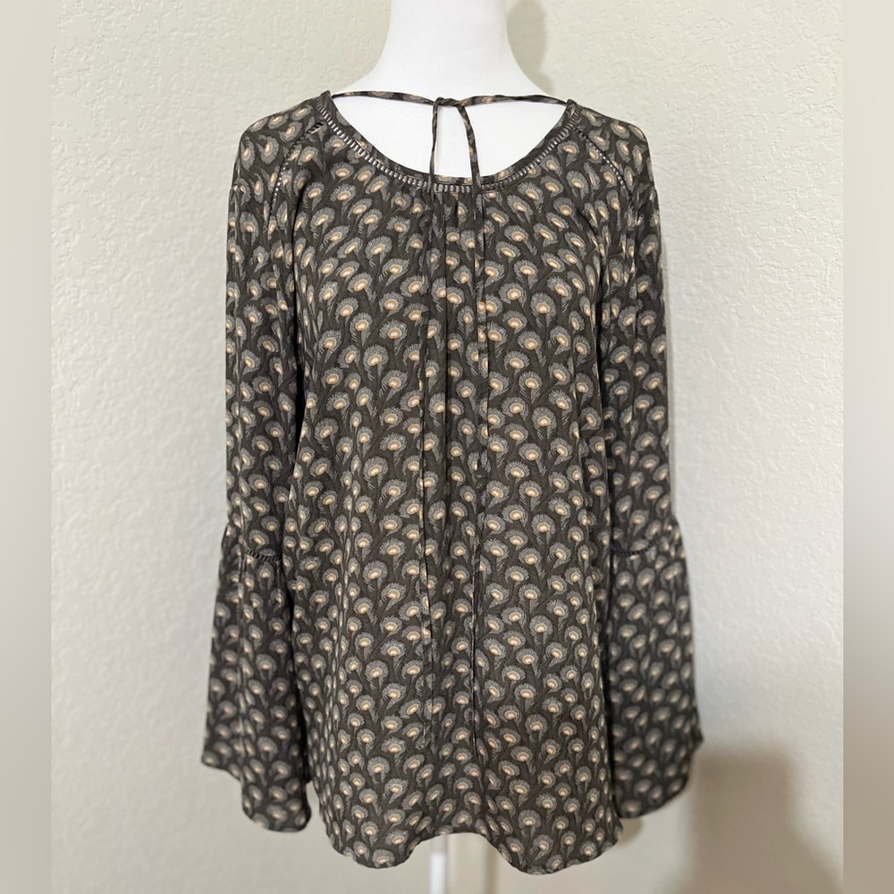 ❄️ ⛄️ Loft woman’s blouse olive green with bell sleeves. Size L